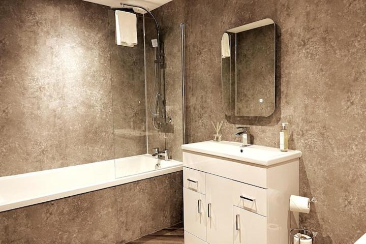 Lovely 3 Bedroom Apartment With Private Garden In Edinburgh City Centre Eksteriør bilde